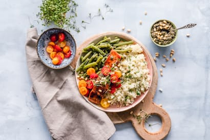 Breakfast bowl with fruit and oats
